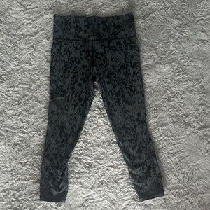 Athleta snakeskin salutation stash pocket 7/8 leggings size medium EUC!